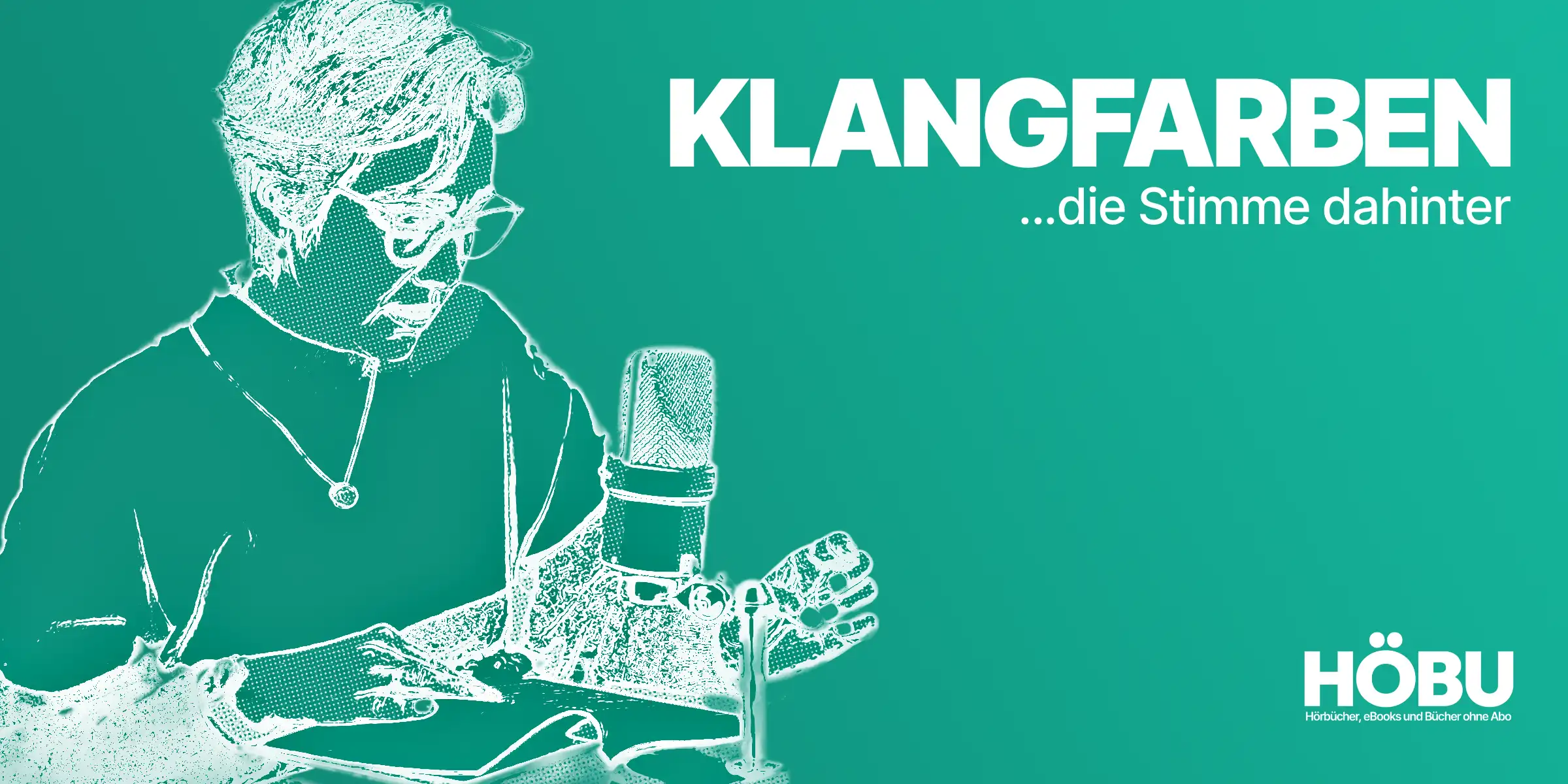 Stilisierte Halbton-Illustration in HÖBU-Teal: Junger Mann liest ein Buch in ein Mikrofon vor – Rubrik „Klangfarben, die Stimme dahinter"