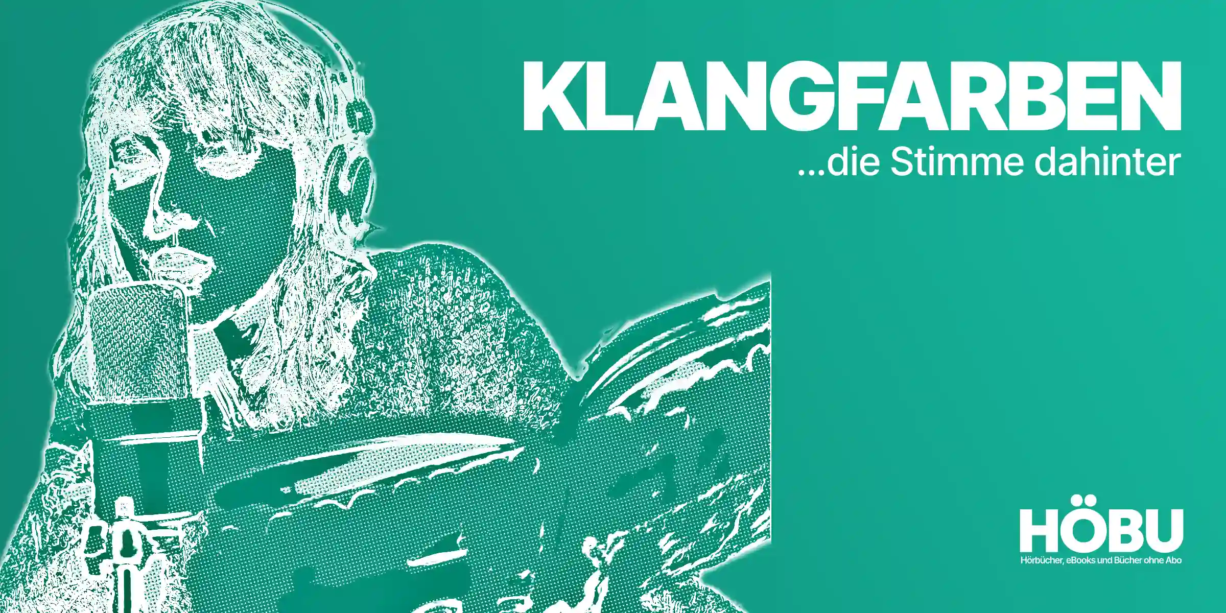 Stilisierte Halbton-Illustration in HÖBU-Teal: Junge Frau mit langen Haaren spricht sehr engagiert einen Buchtext ins Mikrofon – Rubrik „Klangfarben, die Stimme dahinter"
